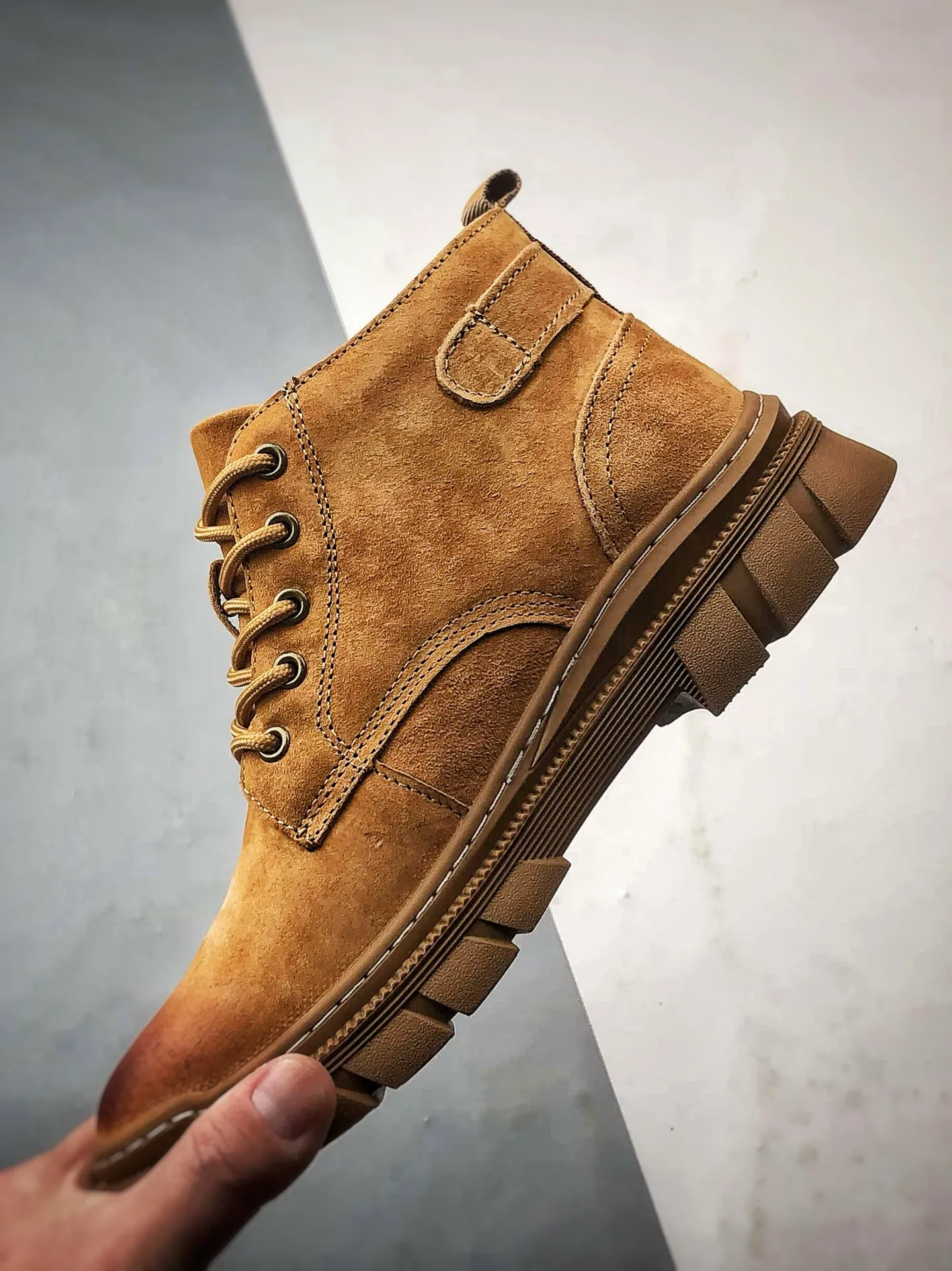💰440 Timberland 25 autumn and winter must-have outdoor casual mid-cut rhubarb boots #Guangdong Dachang quality, original box and original packaging, fashionable and trendy matching. The fabric is made of Italian 🇮🇹 top-grade frosted fine-grained cowhide. Lightweight outsole. It is equipped with anti-odor and anti-corrosion genuine leather latex insoles. The outsole and hardware are all made from OEM raw materials. It is the same as the original Goodyear and will never be glued. Good products do not kill pigs. The quality of the first order is strictly controlled. Exclusively launched on the entire network. There is no doubt about the quality. The whole set is packaged in the same official website to give you the perfect wearing experience. The quality is exquisite and durable. A must-have for sportsmen. Specially designed to prevent handsomeness. High-quality and first-class foot feel. Special for cold protection and outdoor use this winter. Casual matching for daily use. Item No.: TB99248 Size: 39 40 41 42 43 44 (standard size)
